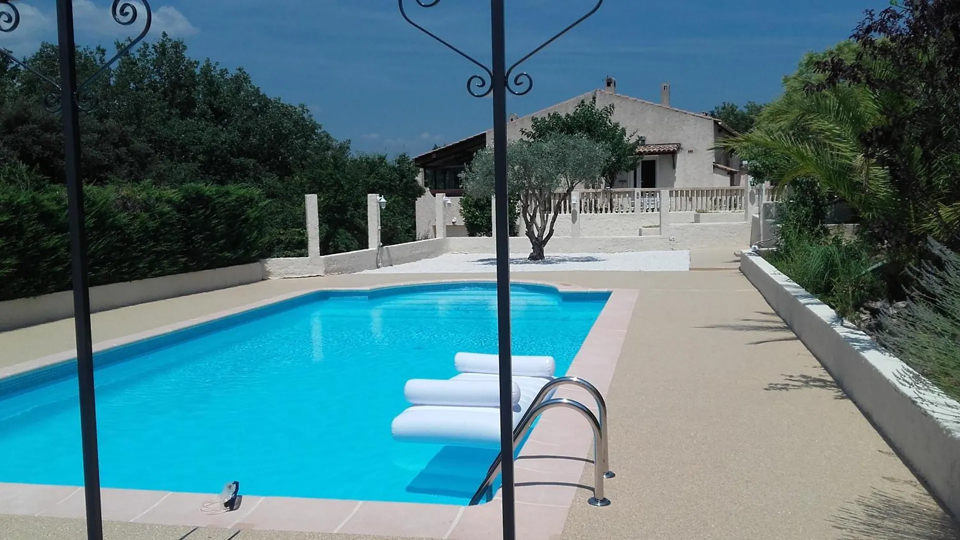 Guest house Ailleurs Land - Provence Hotel Neoules